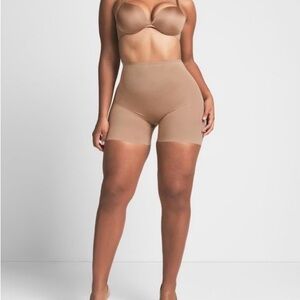 Skims Seamless low back Shape wear shorts